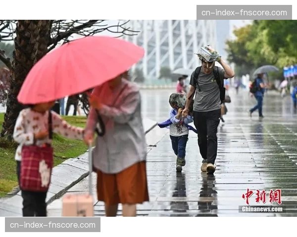 天气预警:本轮多场比赛可能遭遇雨战,湿滑场地或影响地面渗透战术效果 天气预警:本轮多场比赛可能遭遇雨战,湿滑场地或影响地面渗透战术效果